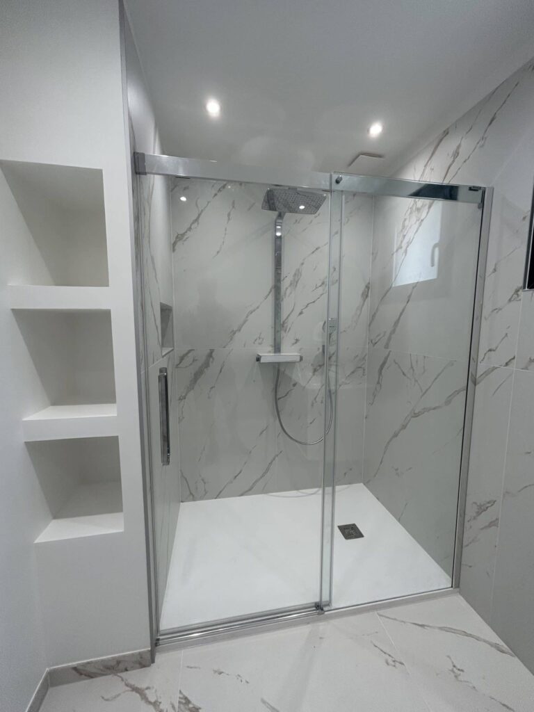 Meuble double vasque suspendu dans une salle de bain effet marbre