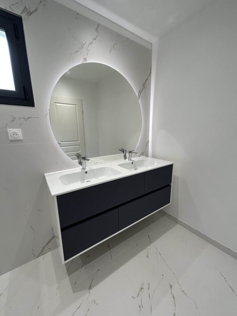 Miroir LED rond au-dessus d'une double vasque moderne