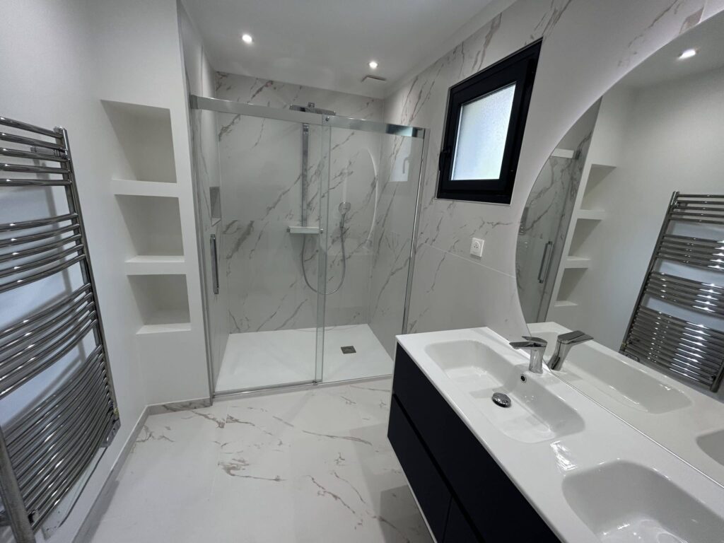 Salle de bain moderne effet marbre rénovée à Puy-Saint-Martin