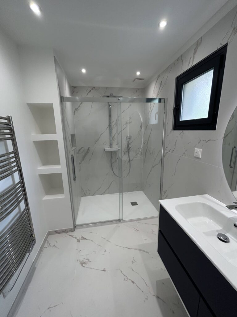 Niche murale intégrée dans une douche effet marbre