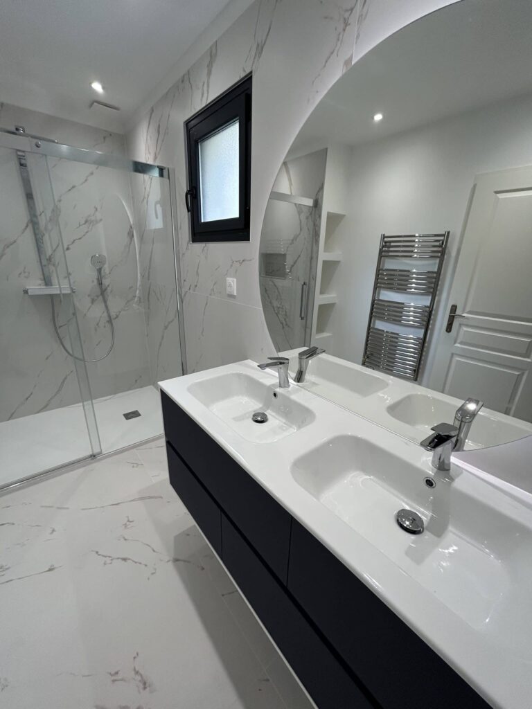Salle de bain moderne avec douche à l'italienne et effet marbre
