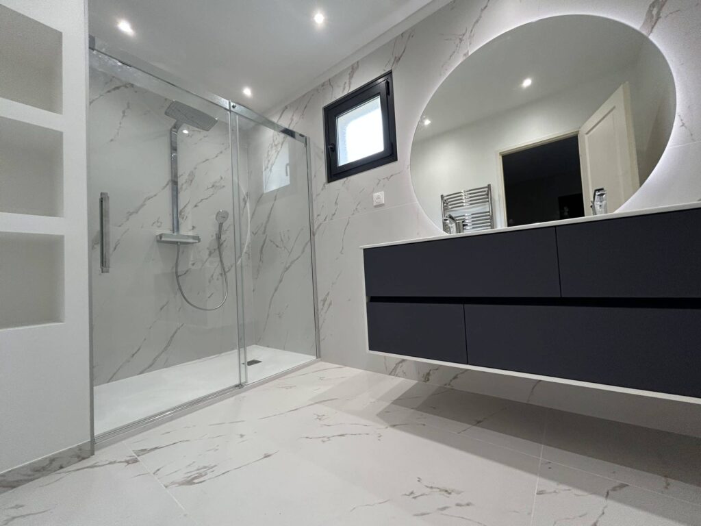 Salle de bain moderne rénovée à Puy-Saint-Martin par Drôme Rénovation