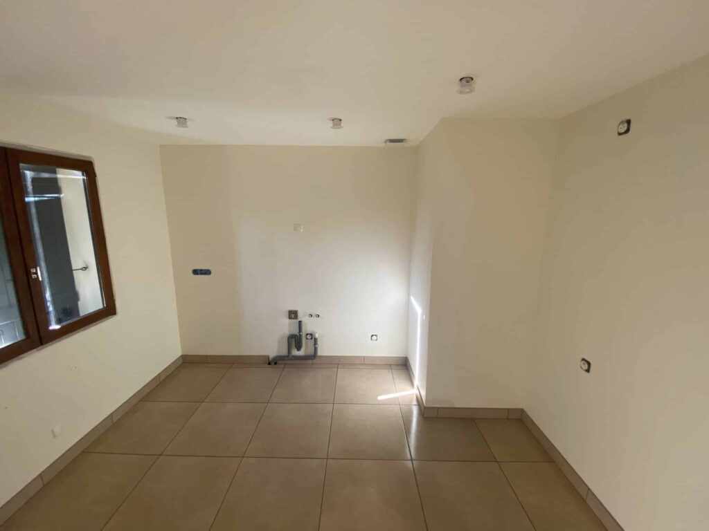Cuisine vidée avant les travaux de rénovation complète