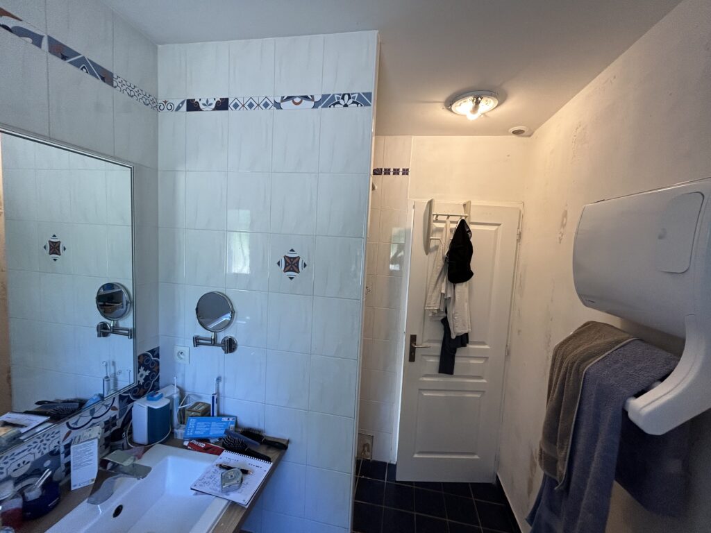 Salle de bain en cours de démolition avant rénovation à Livron