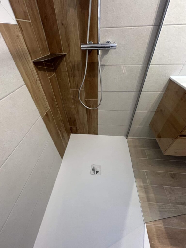 Receveur de douche extra-plat installé dans une salle de bain rénovée par Drôme Rénovation.