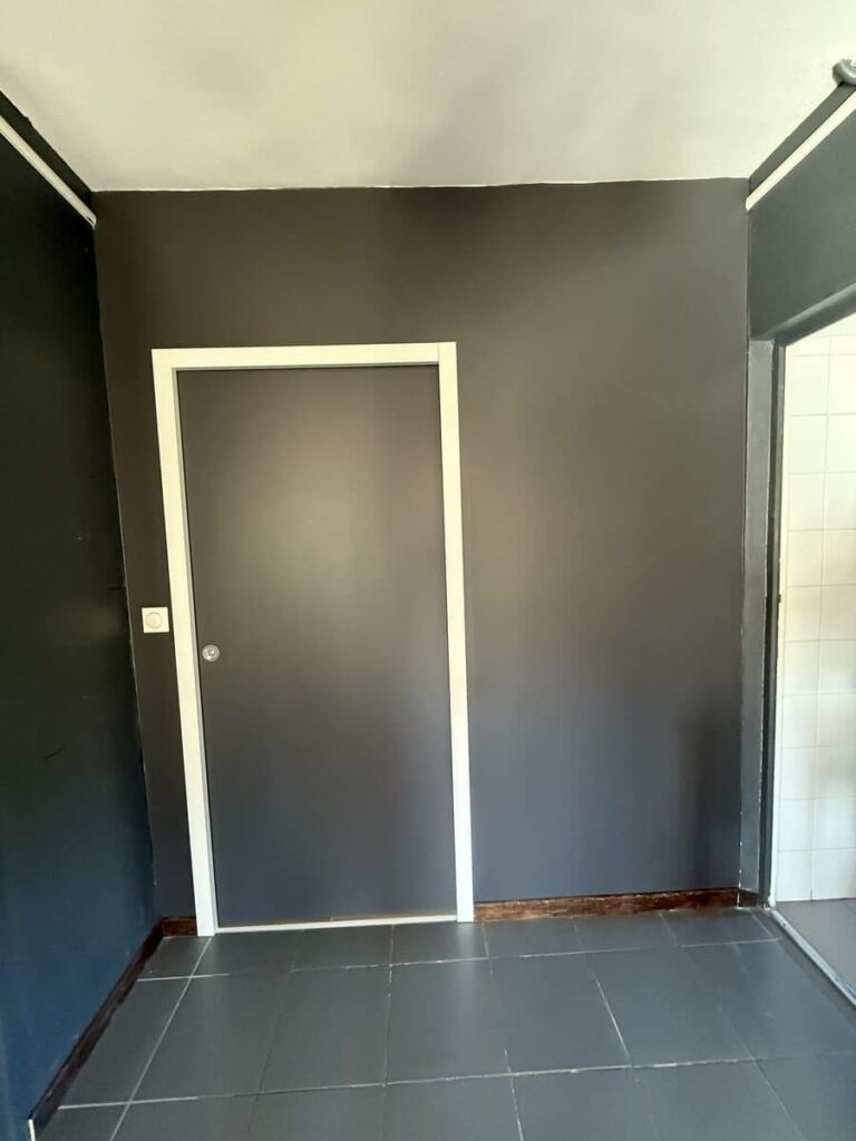 Entrée d'une salle de bain PMR moderne rénovée par Drôme Rénovation