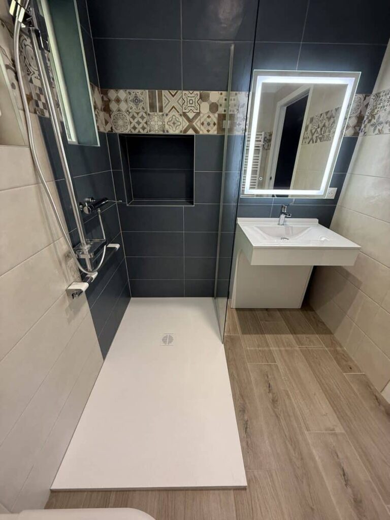 Salle de bain PMR moderne avec douche et meuble suspendu