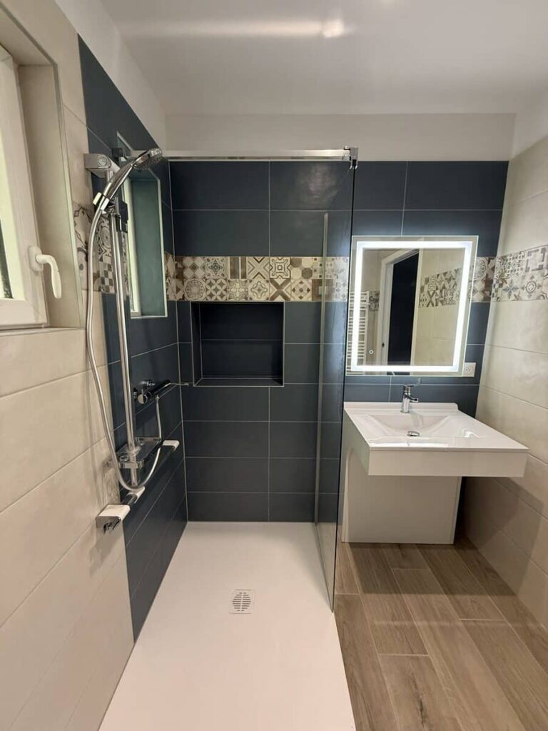 Meuble vasque suspendu dans une salle de bain PMR