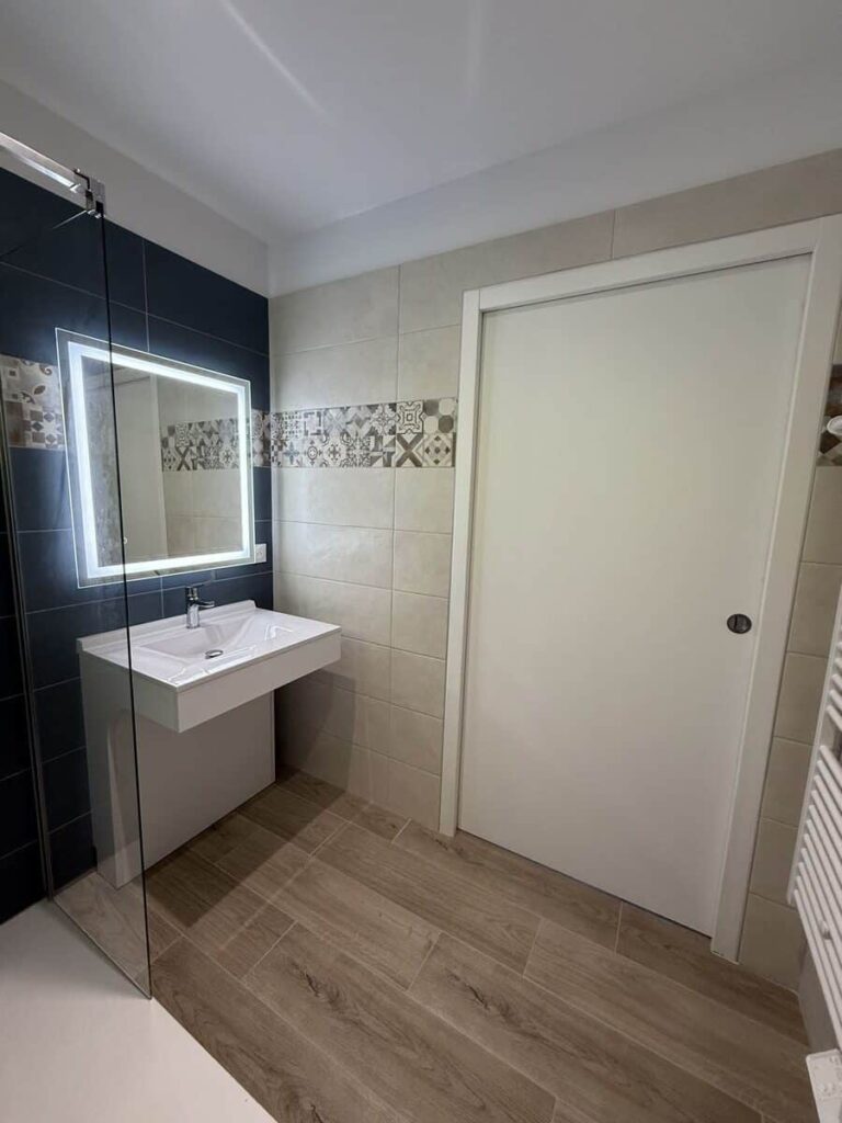 Espace de circulation d'une salle de bain PMR rénovée
