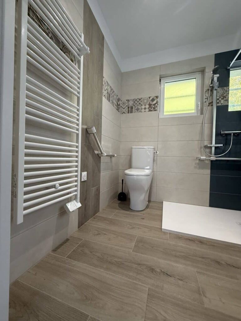 Vue complète d'une salle de bain PMR moderne