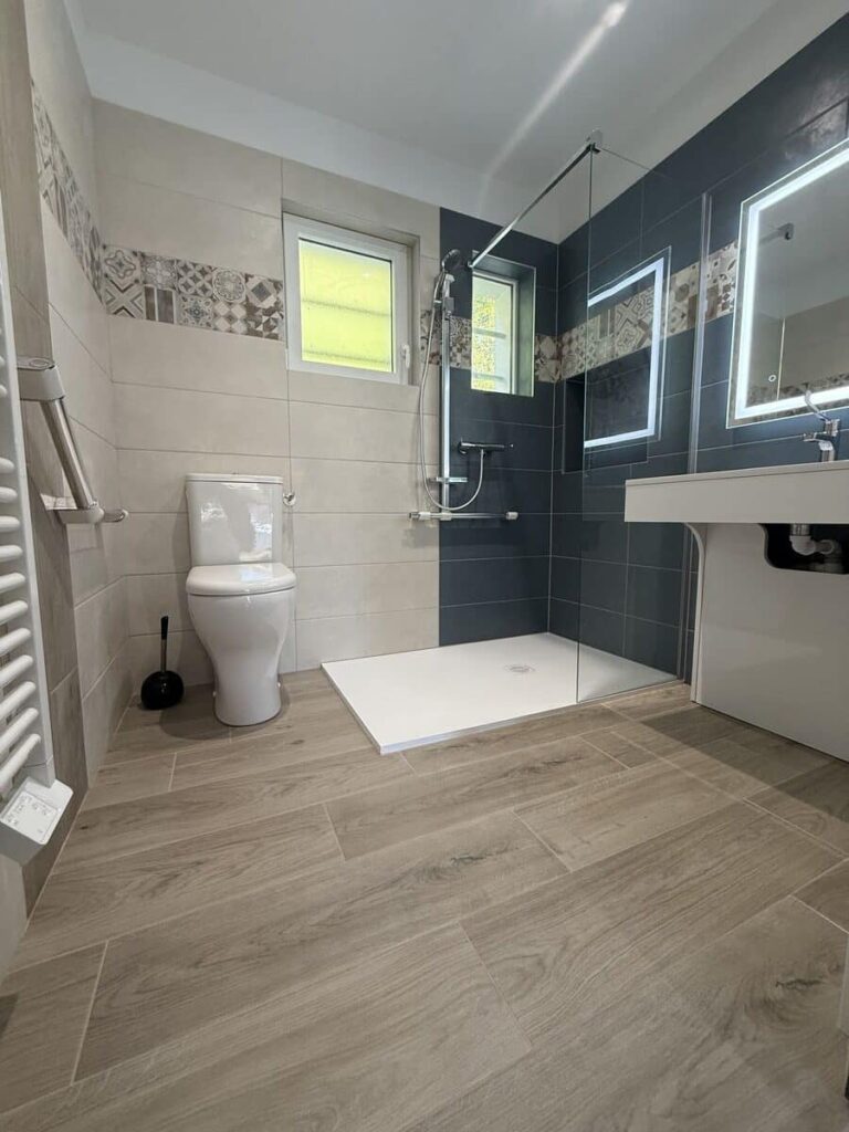 Aménagement d'une salle de bain PMR terminé par Drôme Rénovation