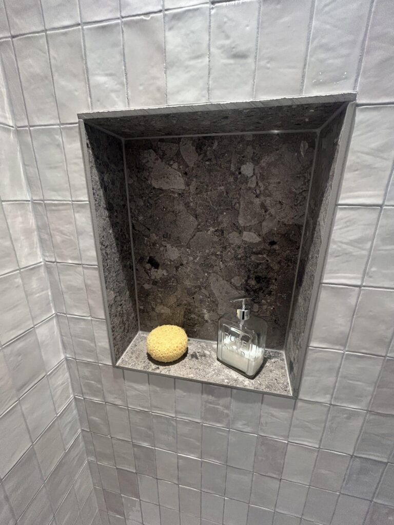 Niche de rangement encastrée réalisée dans une douche à l'italienne lors d'une rénovation de salle de bain à Salette.