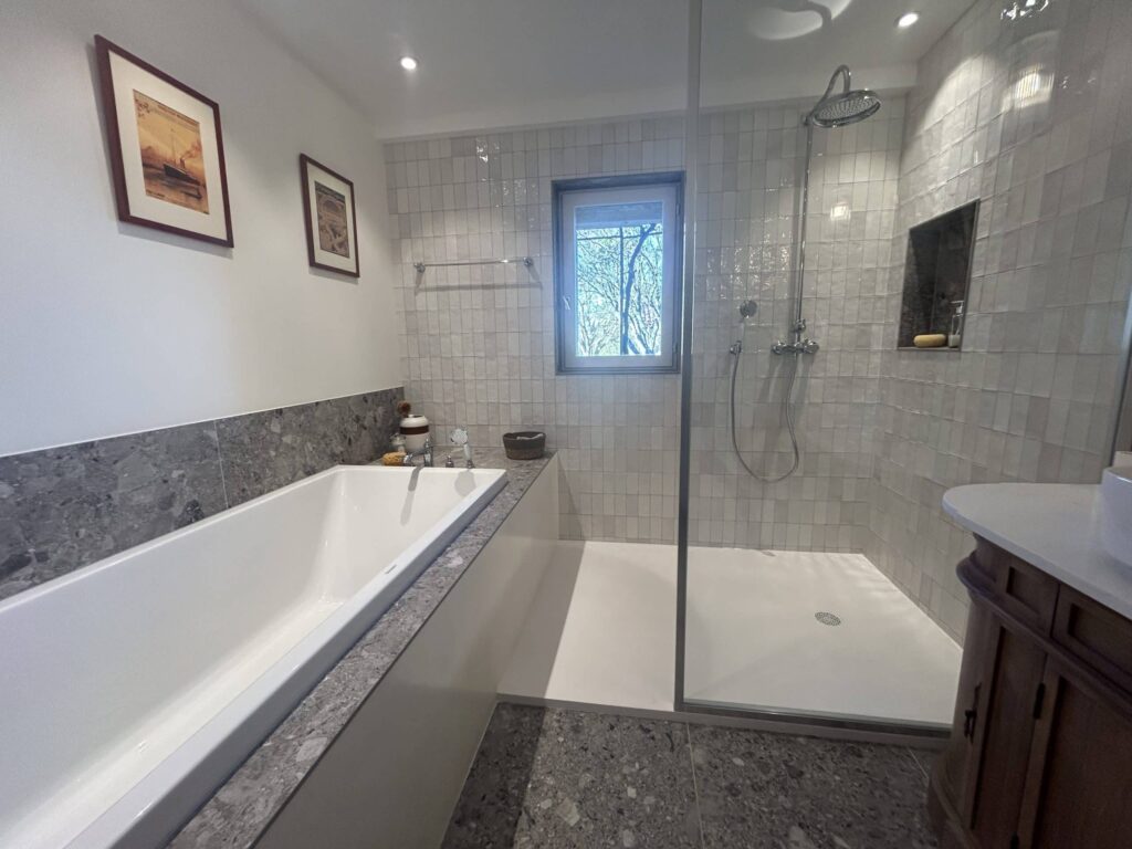 Baignoire installée lors d'une rénovation d'une salle de bain à Salette avec douche à l'italienne.