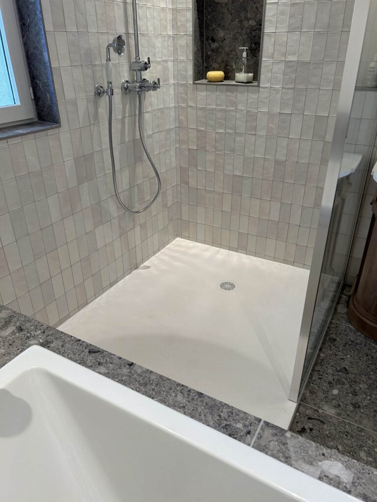 Receveur de douche extra-plat installé lors d'une rénovation d'une salle de bain à Salette.