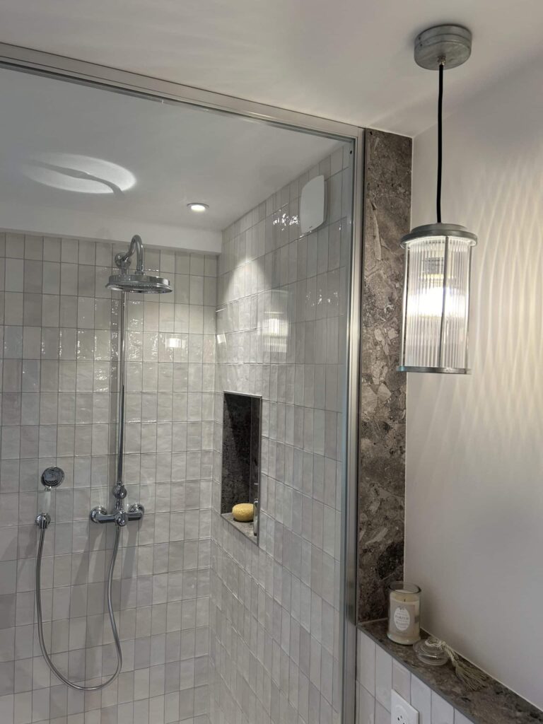 Douche à l'italienne réalisée lors d'une rénovation d'une salle de bain à Salette avec niche murale intégrée.