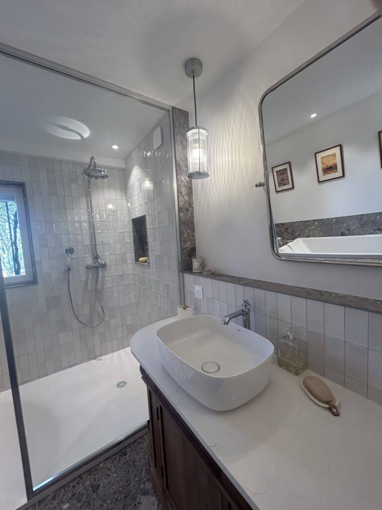 Meuble vasque installé lors d'une rénovation d'une salle de bain à Salette.