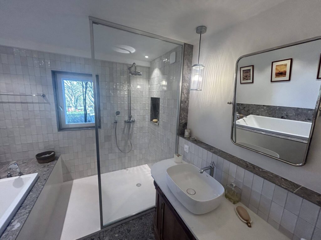 Rénovation d'une salle de bain à Salette avec douche à l'italienne et baignoire.