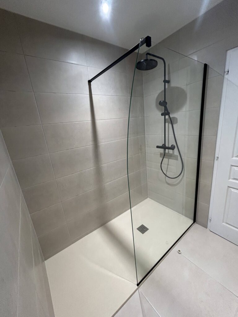 Douche à l'italienne avec receveur extra-plat et paroi vitrée réalisée par Drôme Rénovation à Cléon-d'Andran.