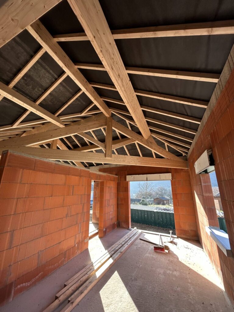 Toiture de maison neuve avant isolation thermique