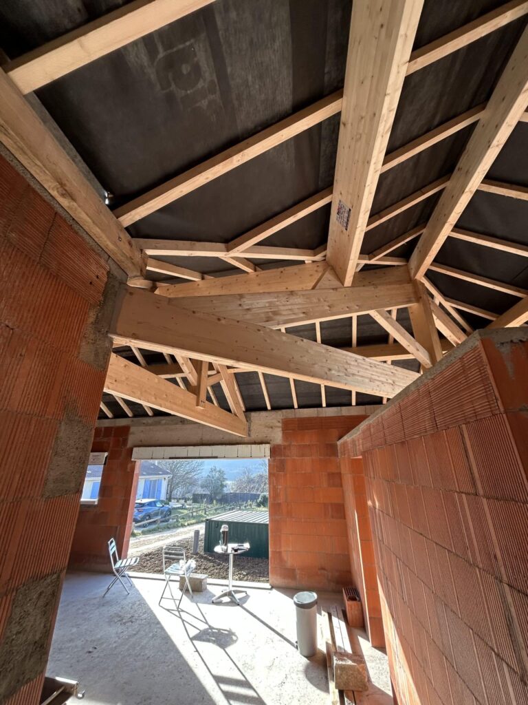 Charpente bois d'une maison neuve en construction à Souspierre