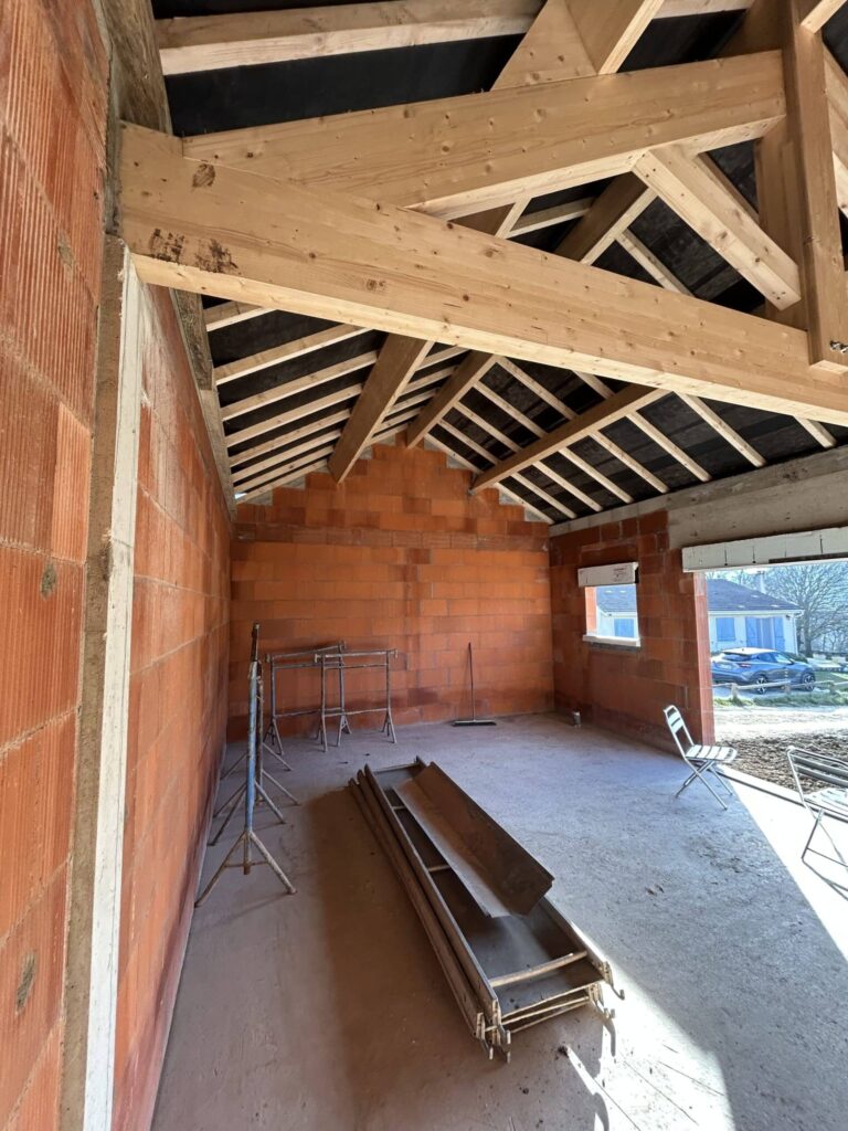 Charpente apparente d'une maison neuve avant isolation