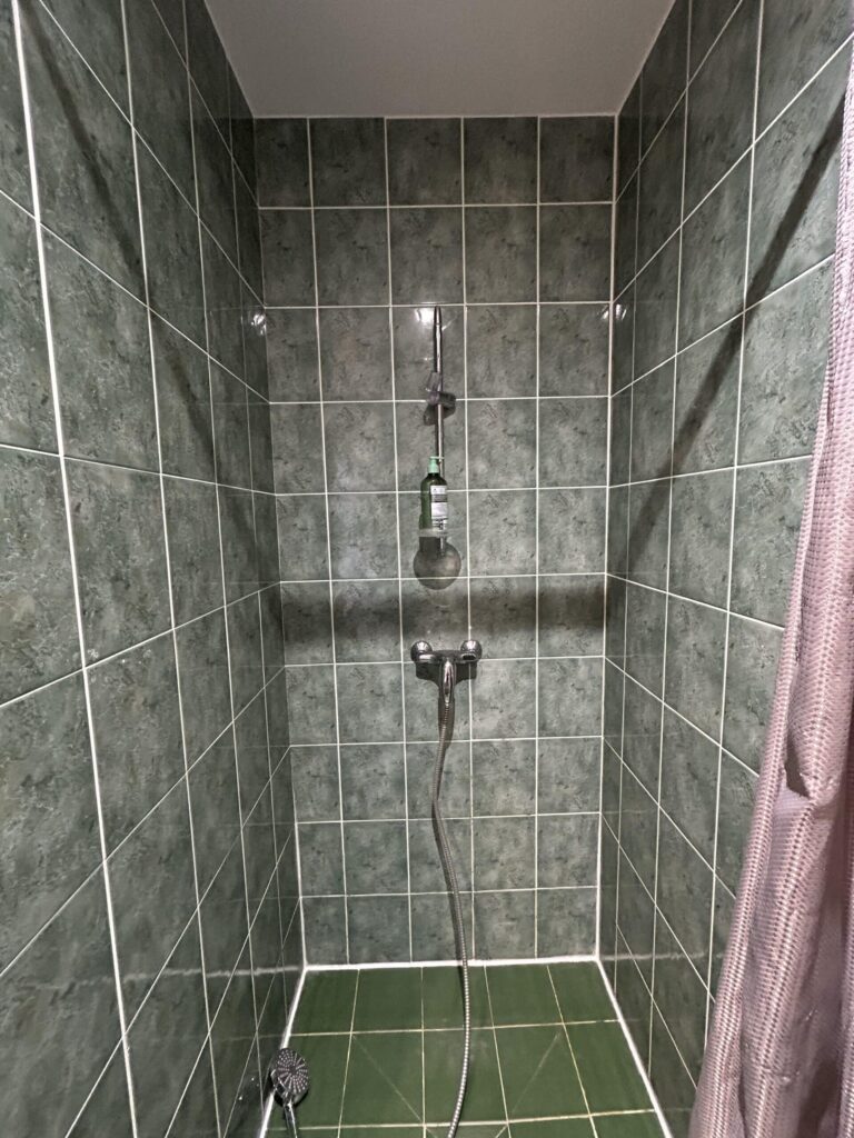 Ancienne douche avant transformation en douche à l'italienne moderne.