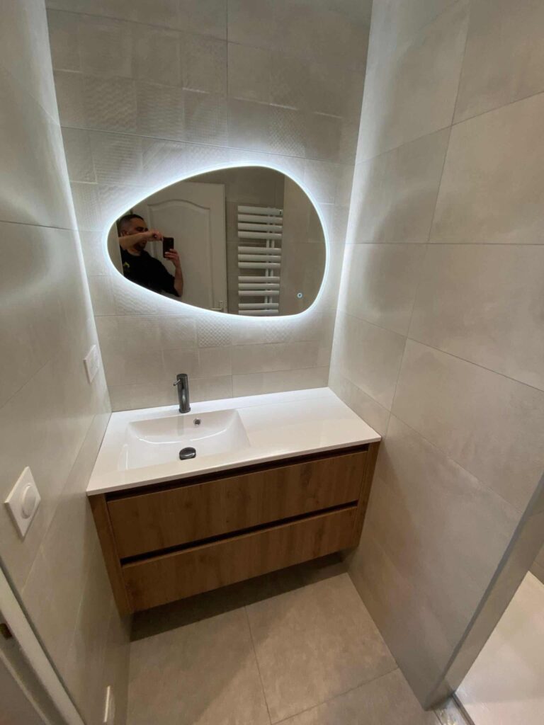 Meuble de salle de bain suspendu avec miroir lumineux LED à La Bégude-de-Mazenc