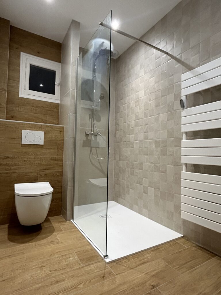 Douche à l'italienne avec paroi en verre et carrelage effet pierre