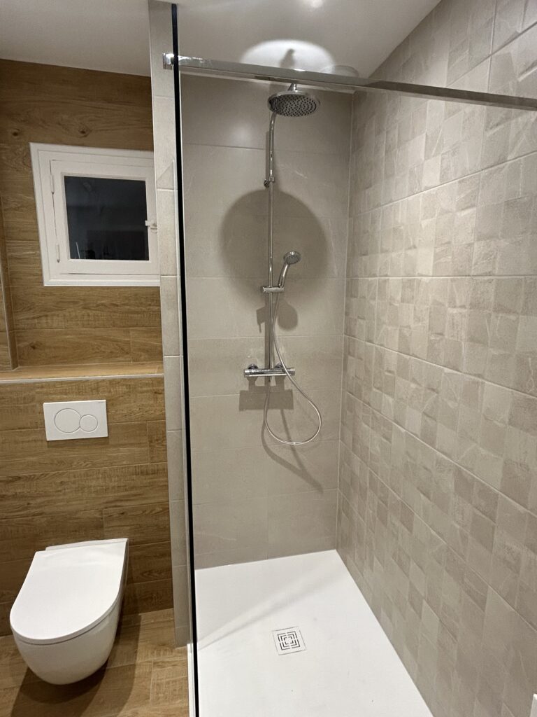 Douche à l'italienne avec receveur extra-plat et robinetterie chromée