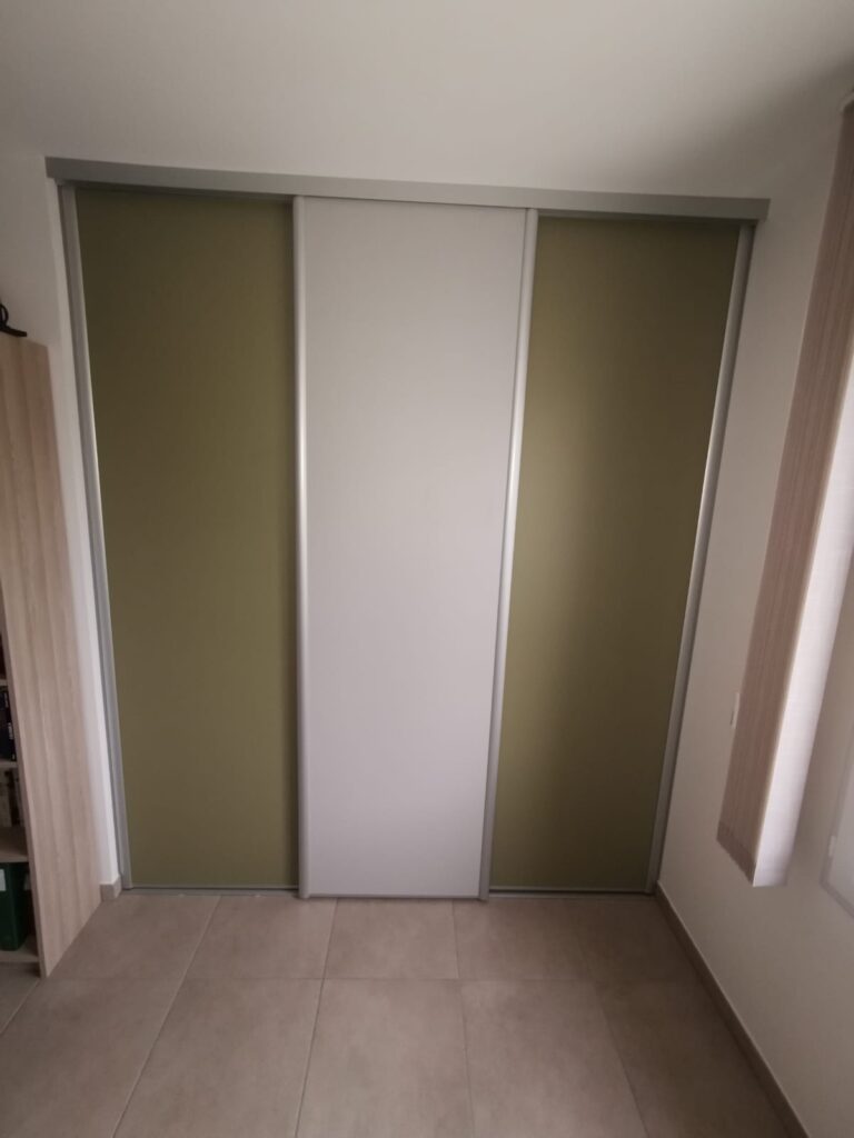 Placard sur mesure avec portes coulissantes installé à Cléon-d'Andran