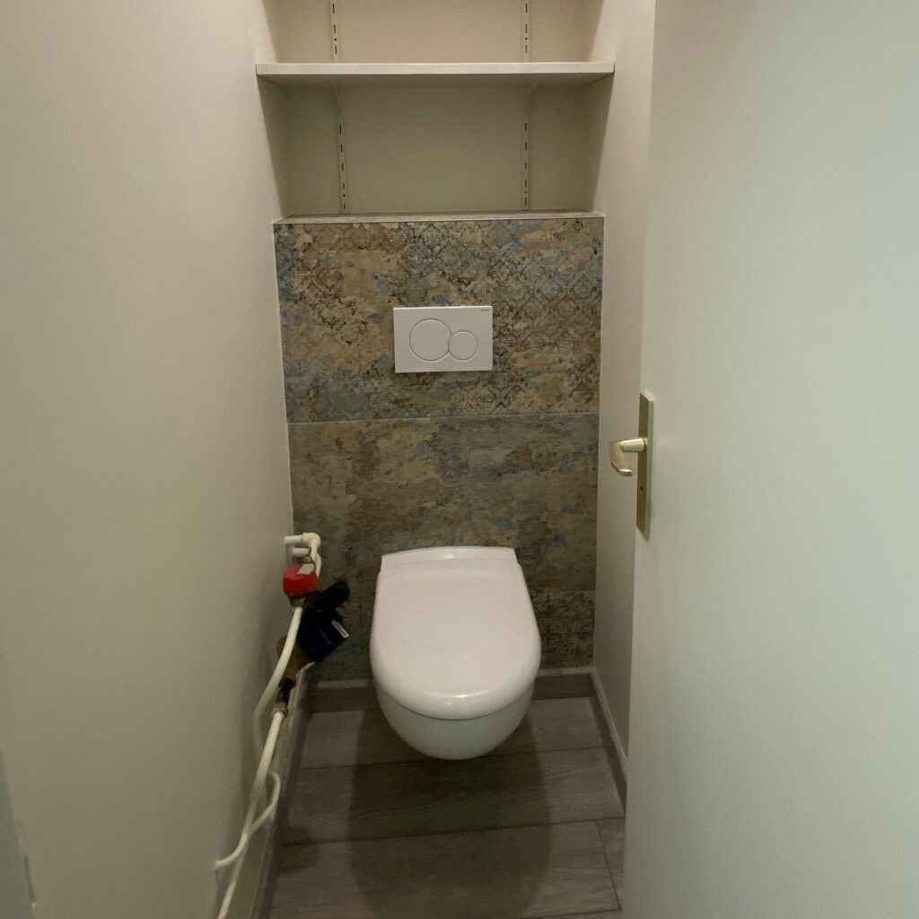 WC suspendu installé après rénovation complète de l'appartement