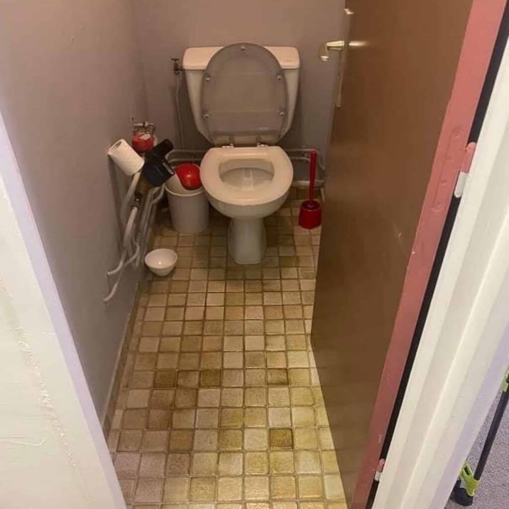 Ancien WC avant rénovation complète de l'appartement