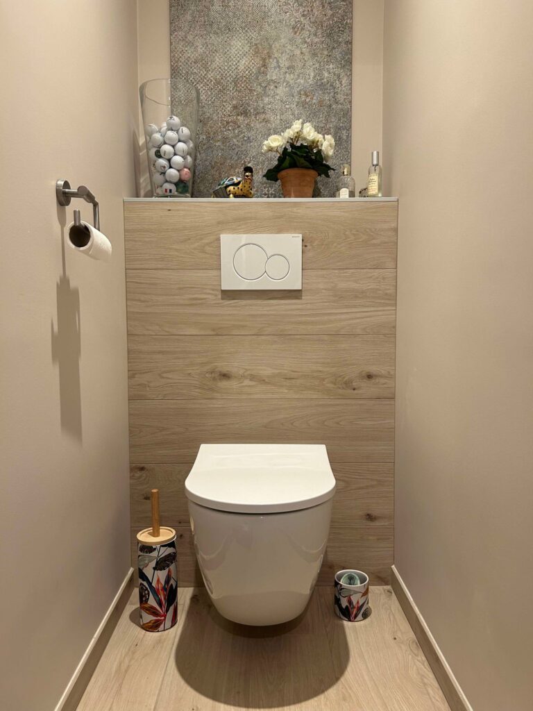 Résultat final d'une rénovation de toilettes moderne réalisée par Drôme Rénovation