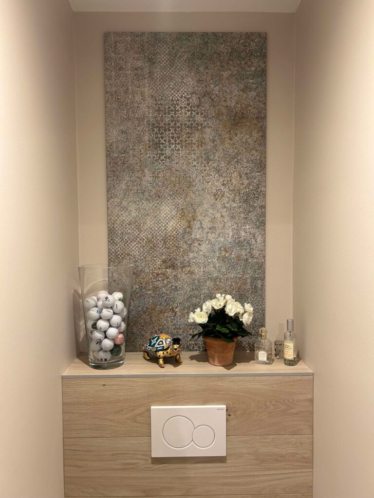 Habillage mural effet bois et décoration des toilettes rénovées