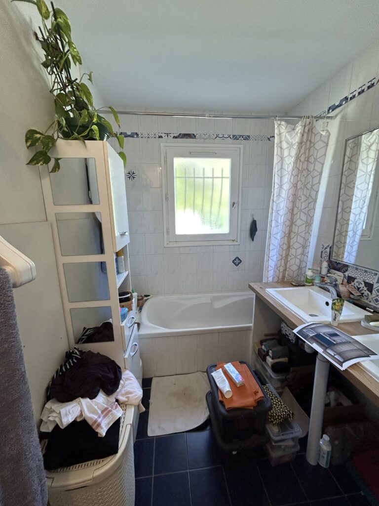 Salle de bain avant rénovation complète à Livron-sur-Drôme