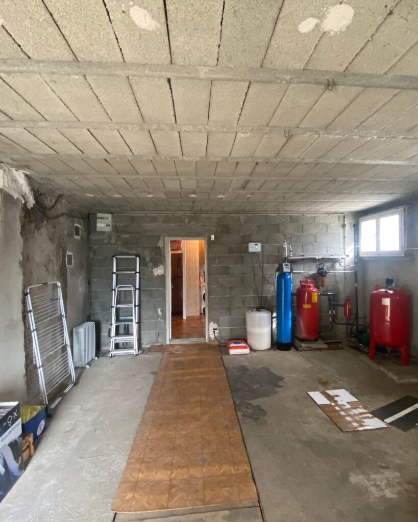Garage vide avant rénovation en pièce de vie