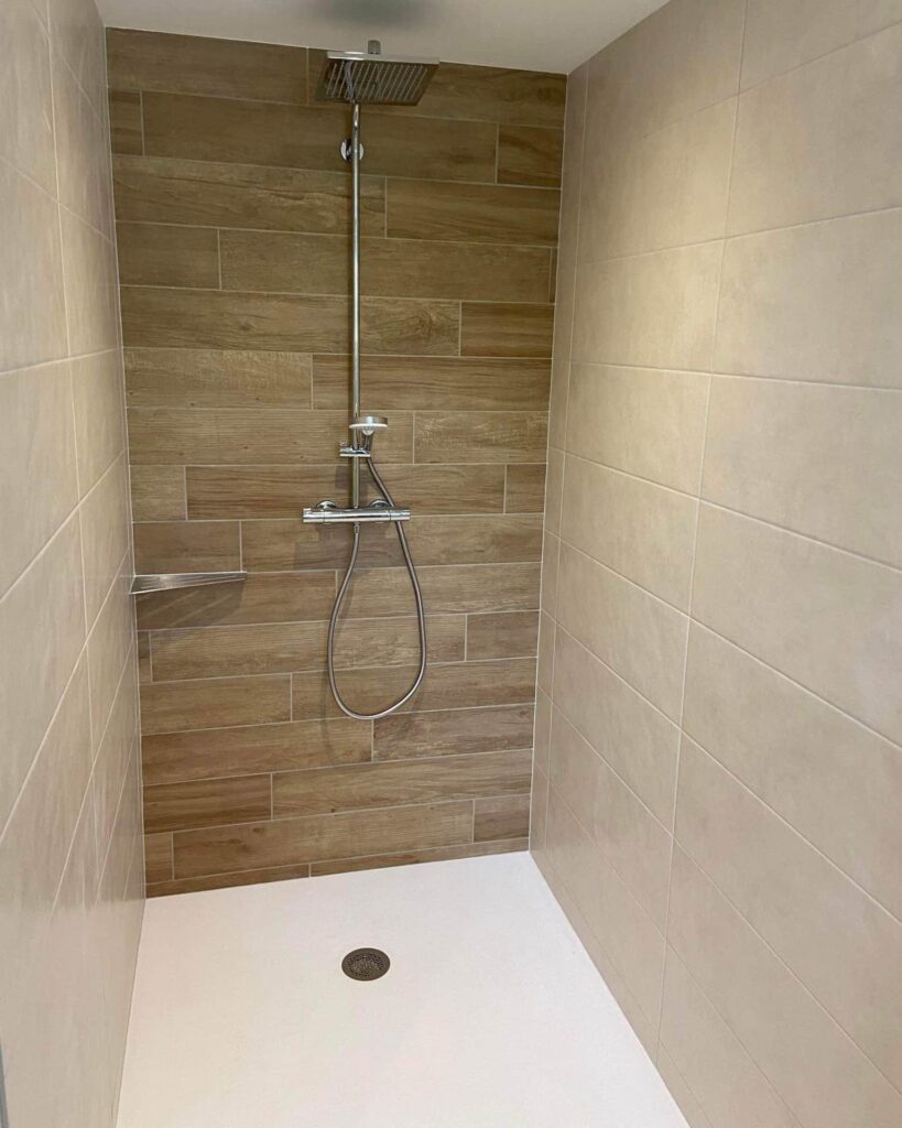 Douche à l'italienne créée dans un garage transformé