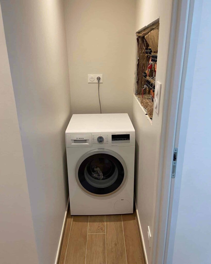 Buanderie aménagée dans une habitation après transformation du garage