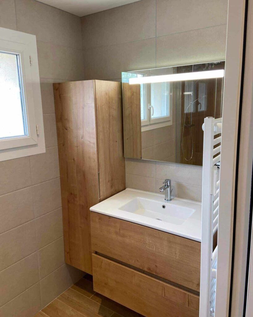 Salle de bain moderne après transformation d'un garage