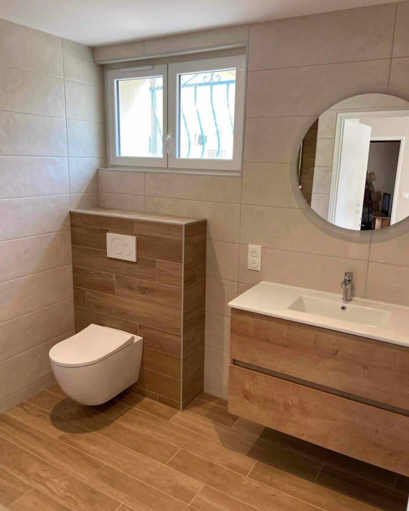 Meuble vasque suspendu dans une salle de bain moderne