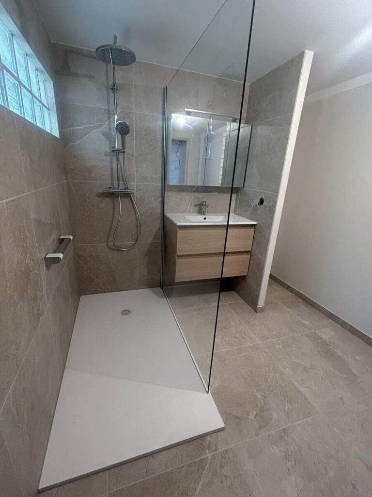 Salle de bain contemporaine avec douche à l'italienne et paroi vitrée