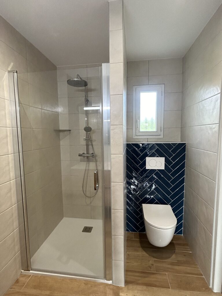 Douche à l'italienne avec receveur extra-plat et paroi vitrée