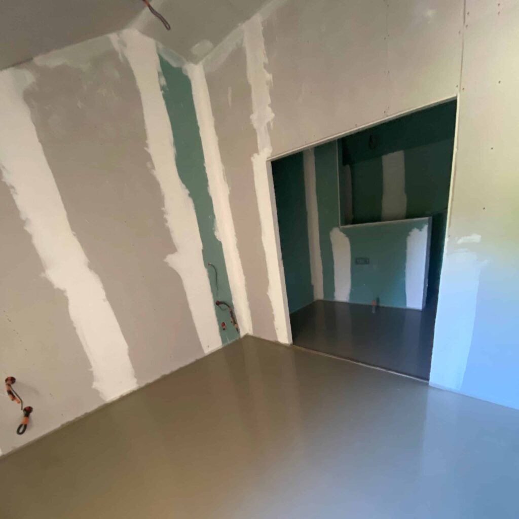 Réalisation d'une chape liquide lors de la transformation d'un garage en suite parentale