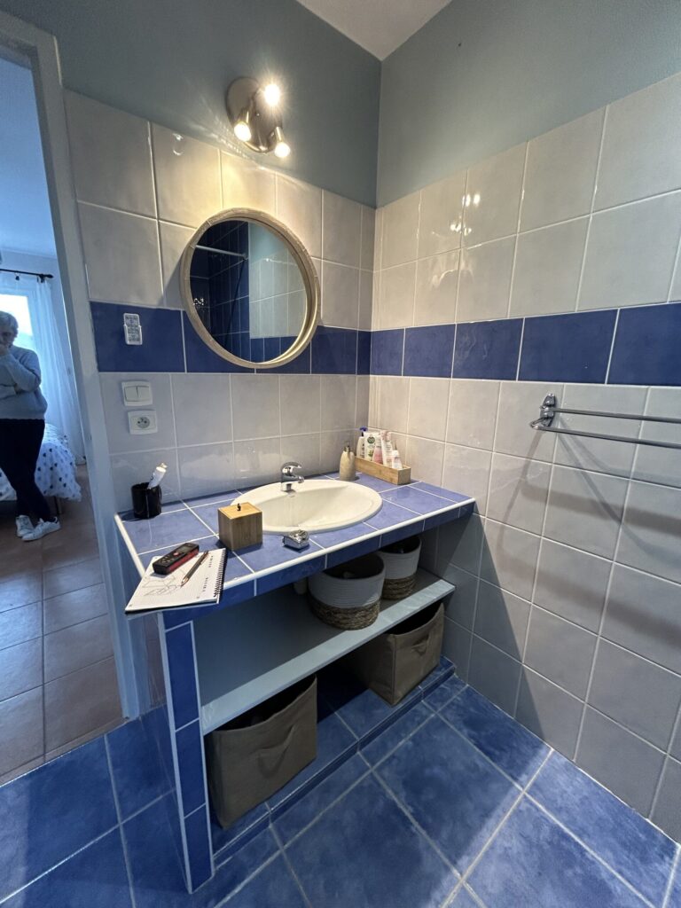 Salle de bain avant rénovation avec ancien carrelage bleu