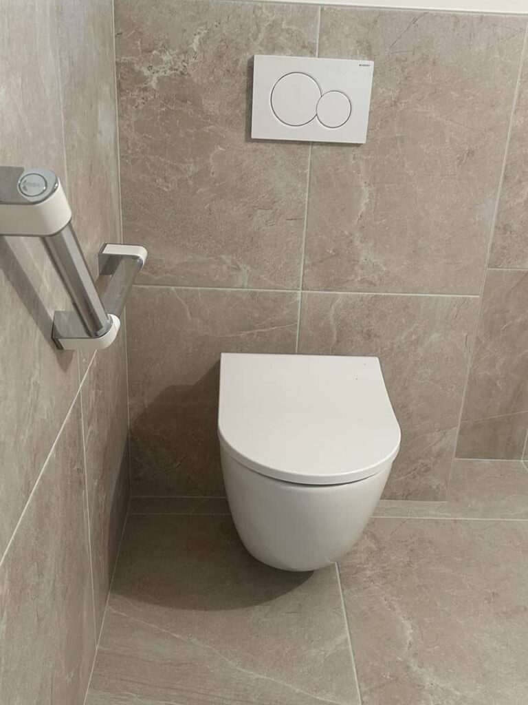 WC suspendu avec habillage carrelé dans une salle de bain moderne