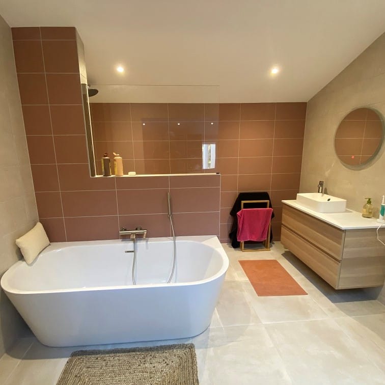 Salle de bain moderne créée dans la suite parentale