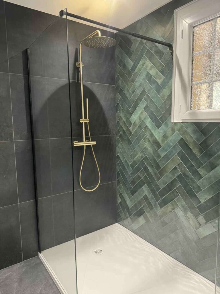 Douche à l’italienne avec carrelage vert après rénovation