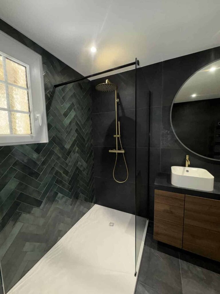 Salle de bain rénovée avec douche à l’italienne et meuble vasque