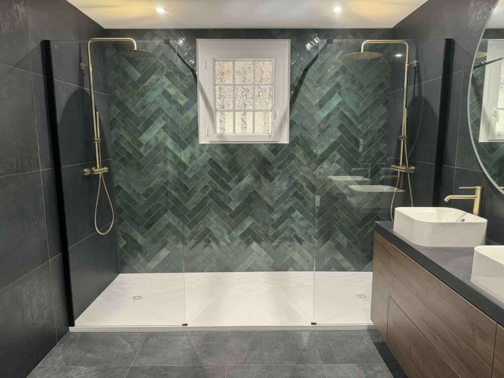 Douche à l’italienne avec carrelage mural vert effet chevrons