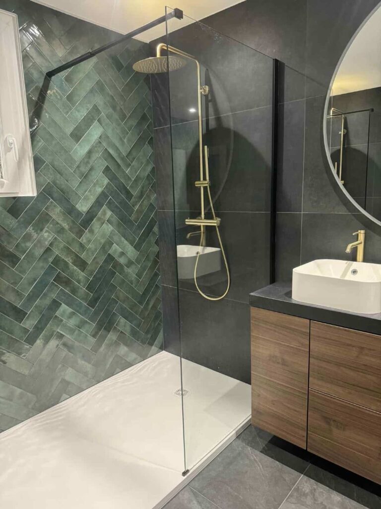 Salle de bain moderne avec douche à l’italienne après transformation